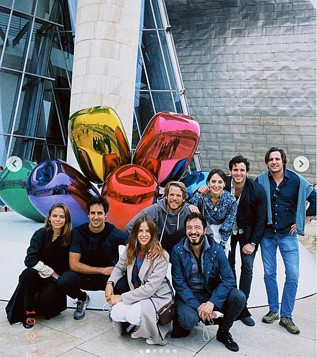 Tamara Falcó posa frente al Museo Guggenheim con su pareja, Íñigo Onieva, y un grupo de amigos.