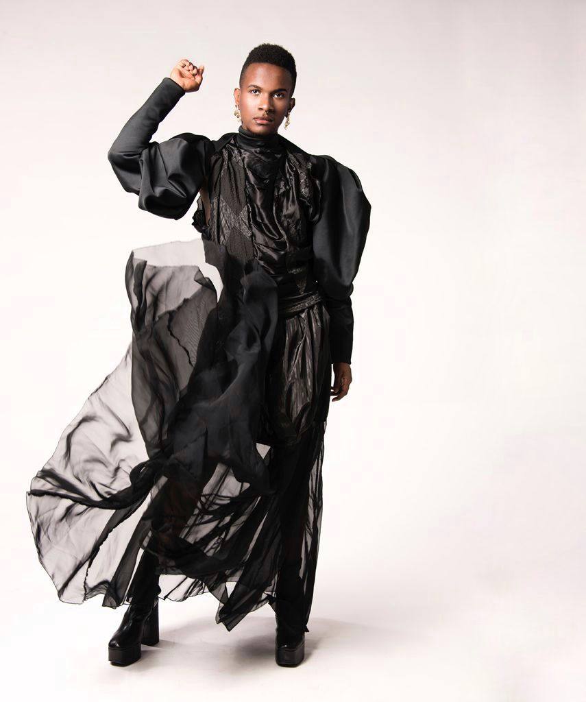 Fotos: El joven del Casco Viejo que posó con falda y tacones en la alfombra roja de los premios MAX, ¿por qué no?