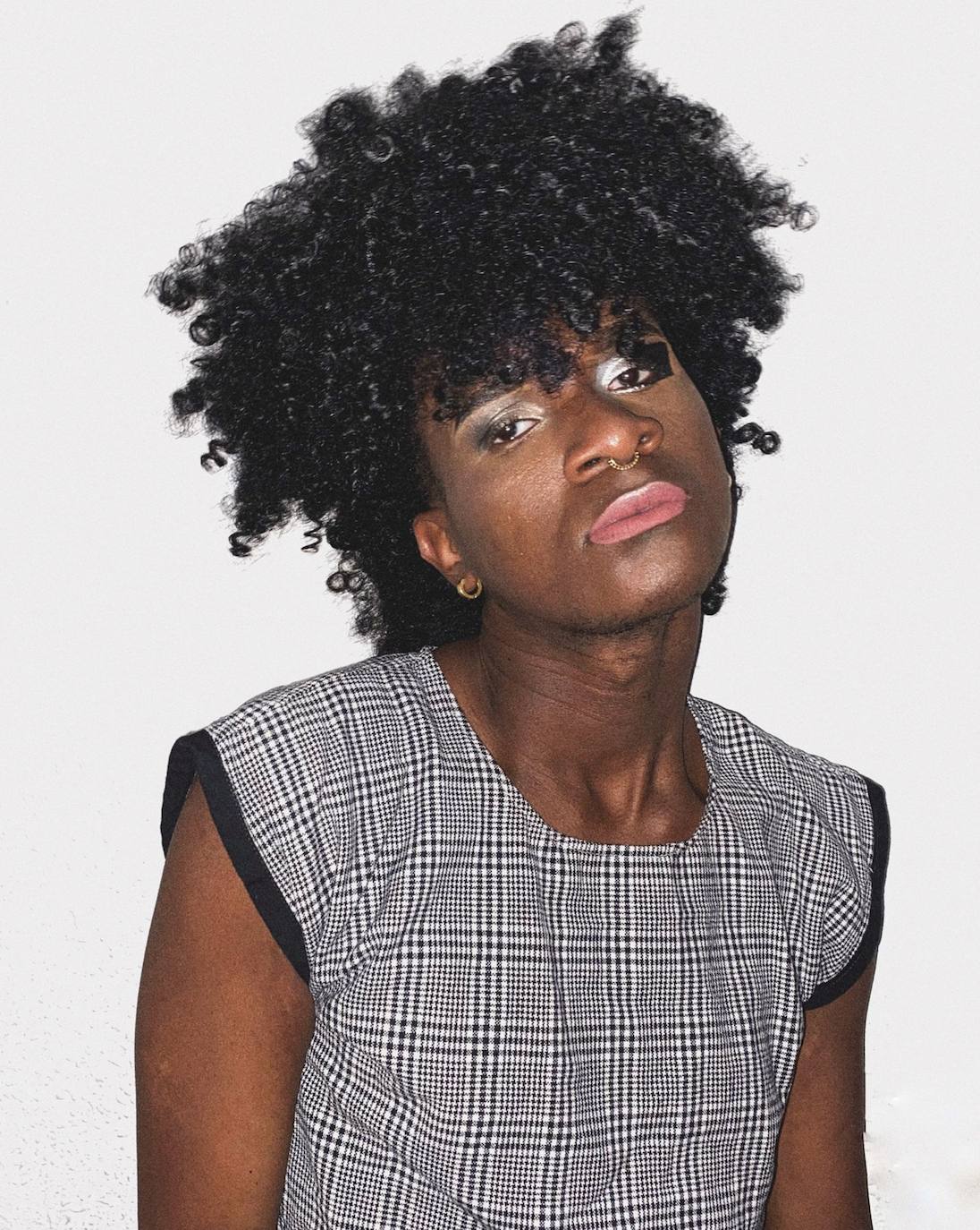 Fotos: El joven del Casco Viejo que posó con falda y tacones en la alfombra roja de los premios MAX, ¿por qué no?