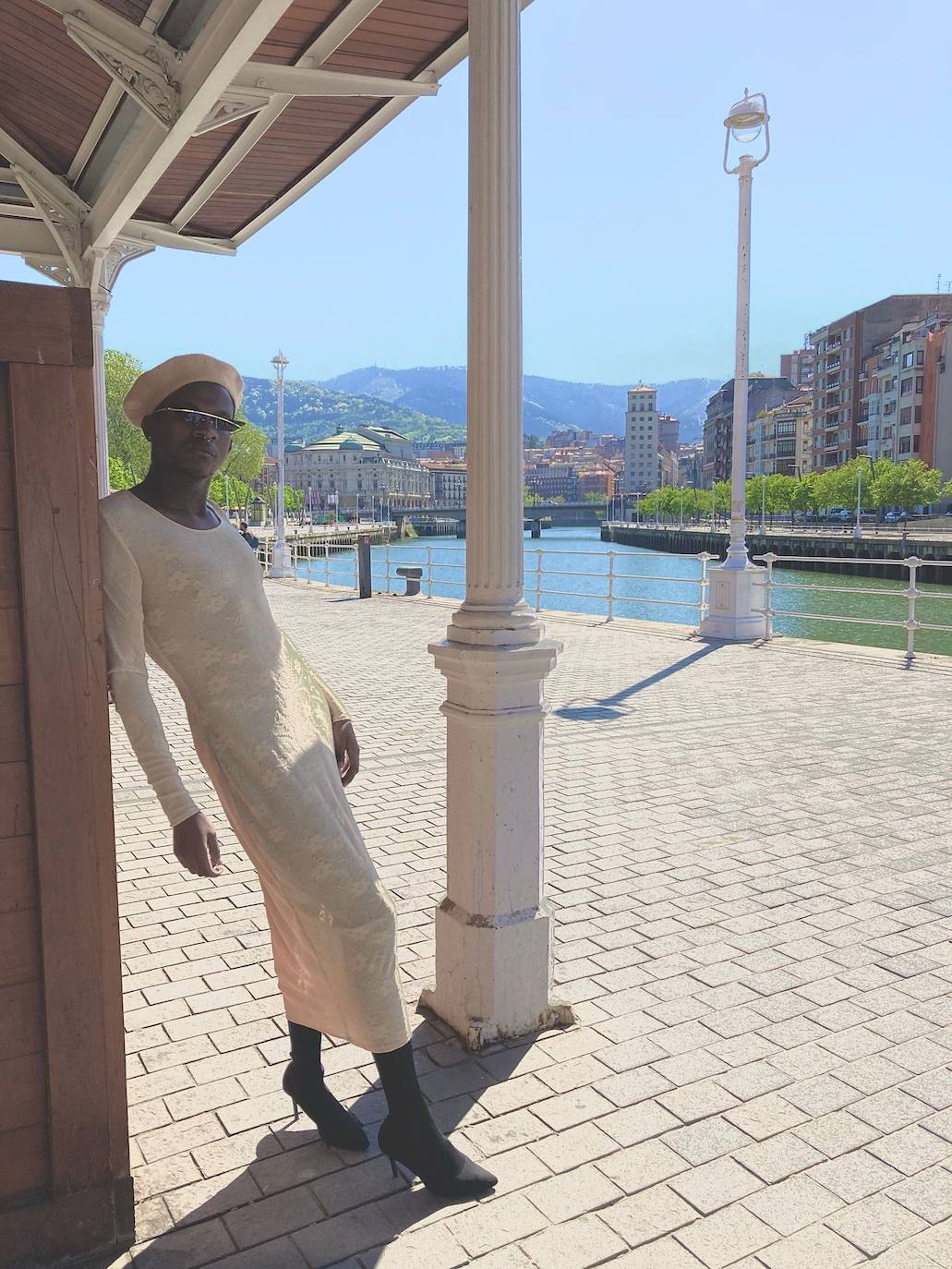 Fotos: El joven del Casco Viejo que posó con falda y tacones en la alfombra roja de los premios MAX, ¿por qué no?
