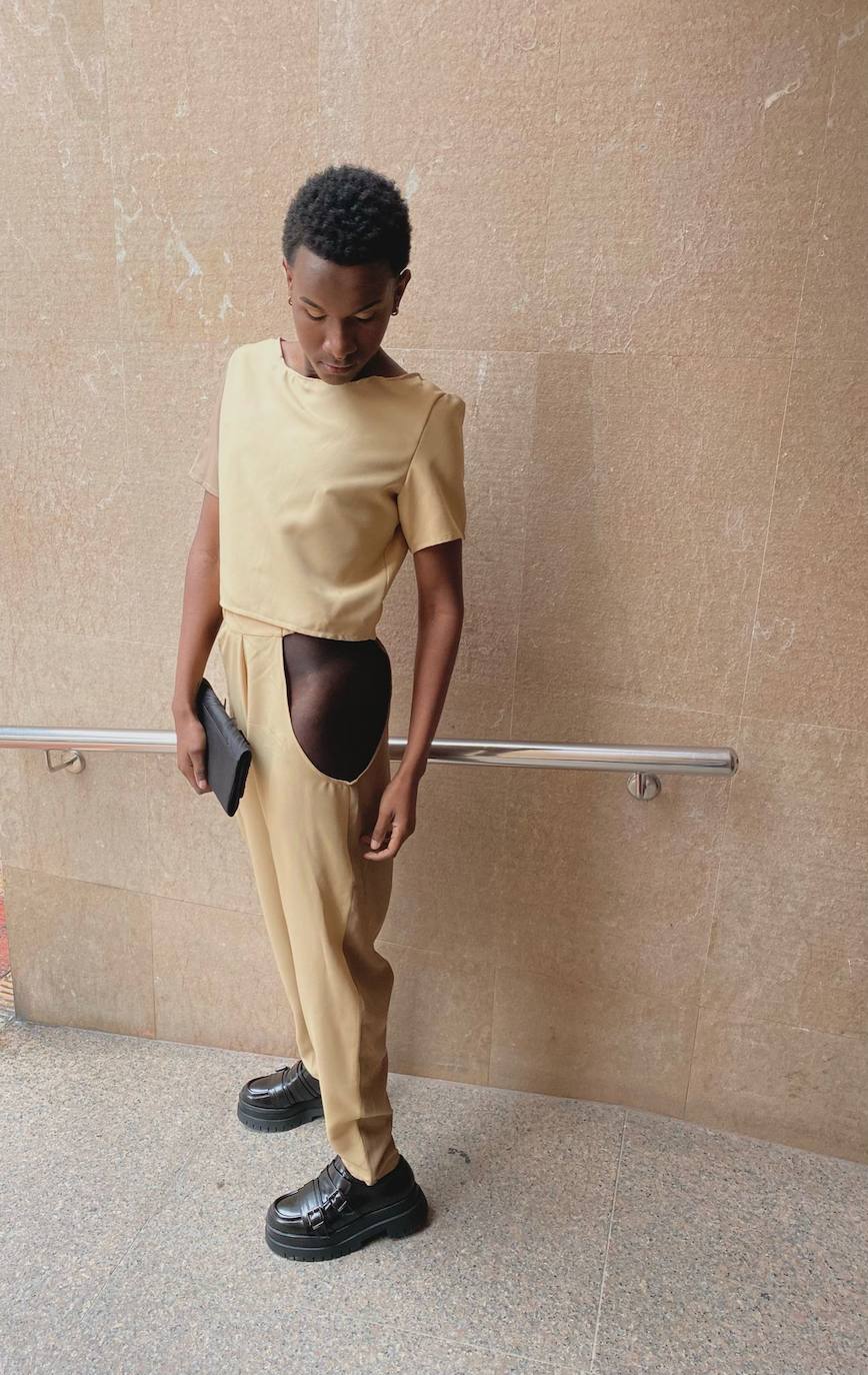 Fotos: El joven del Casco Viejo que posó con falda y tacones en la alfombra roja de los premios MAX, ¿por qué no?