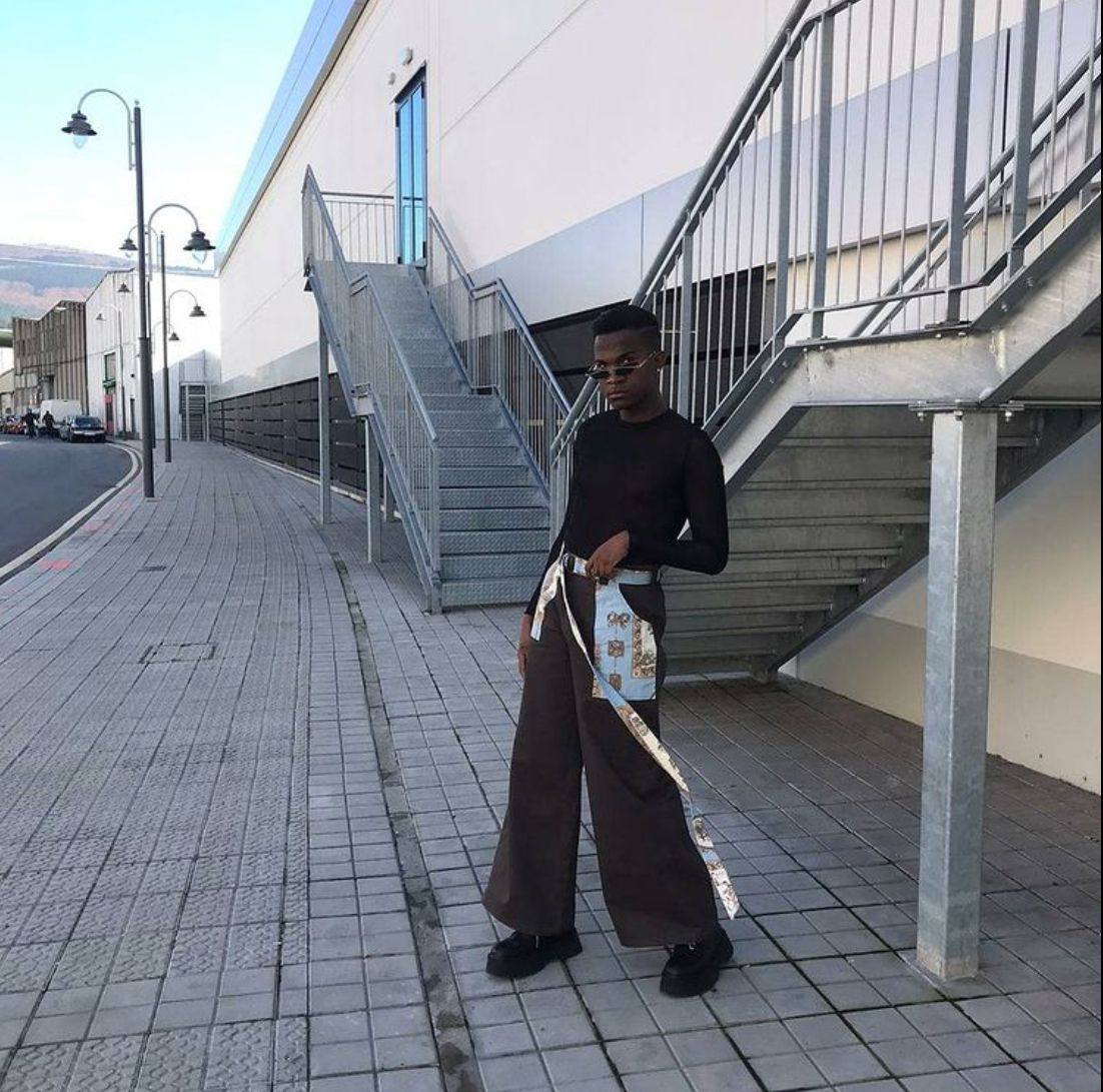 Fotos: El joven del Casco Viejo que posó con falda y tacones en la alfombra roja de los premios MAX, ¿por qué no?