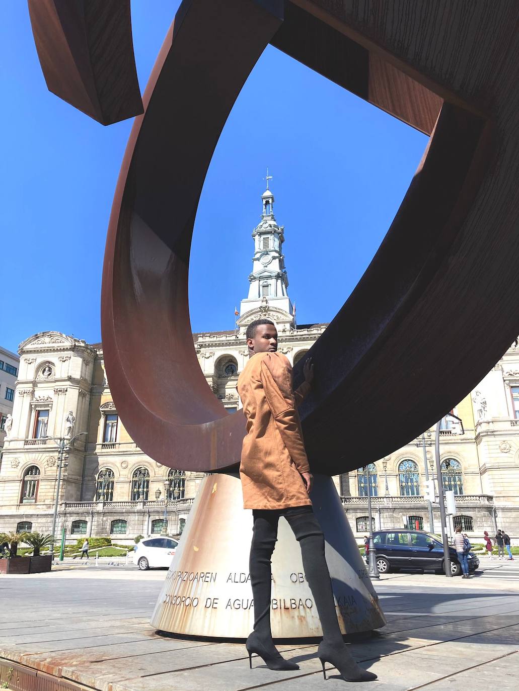 Fotos: El joven del Casco Viejo que posó con falda y tacones en la alfombra roja de los premios MAX, ¿por qué no?