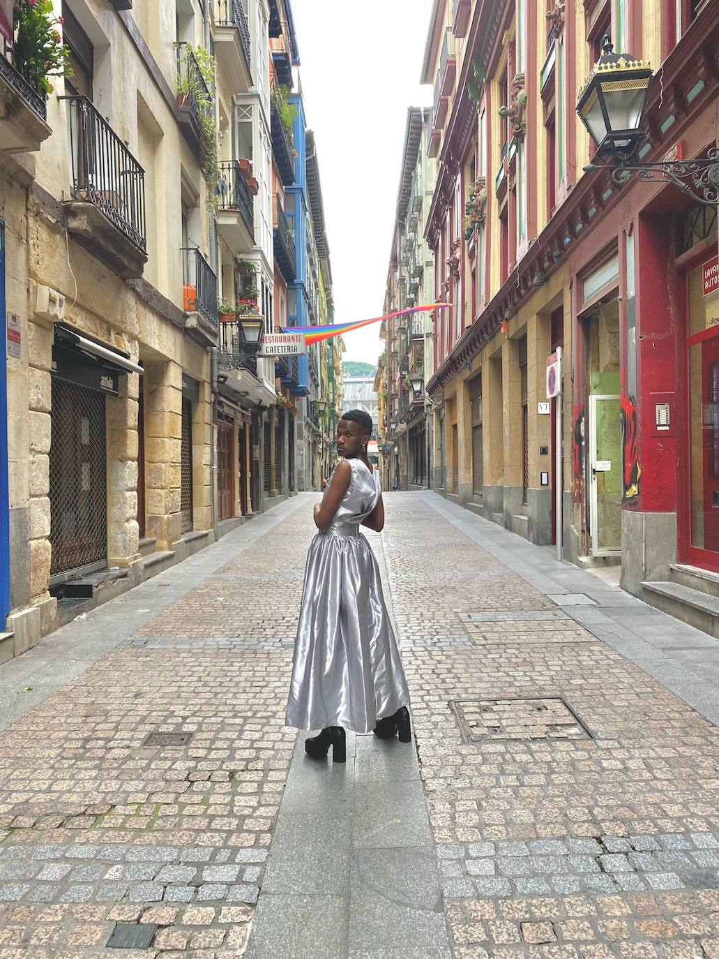 Fotos: El joven del Casco Viejo que posó con falda y tacones en la alfombra roja de los premios MAX, ¿por qué no?