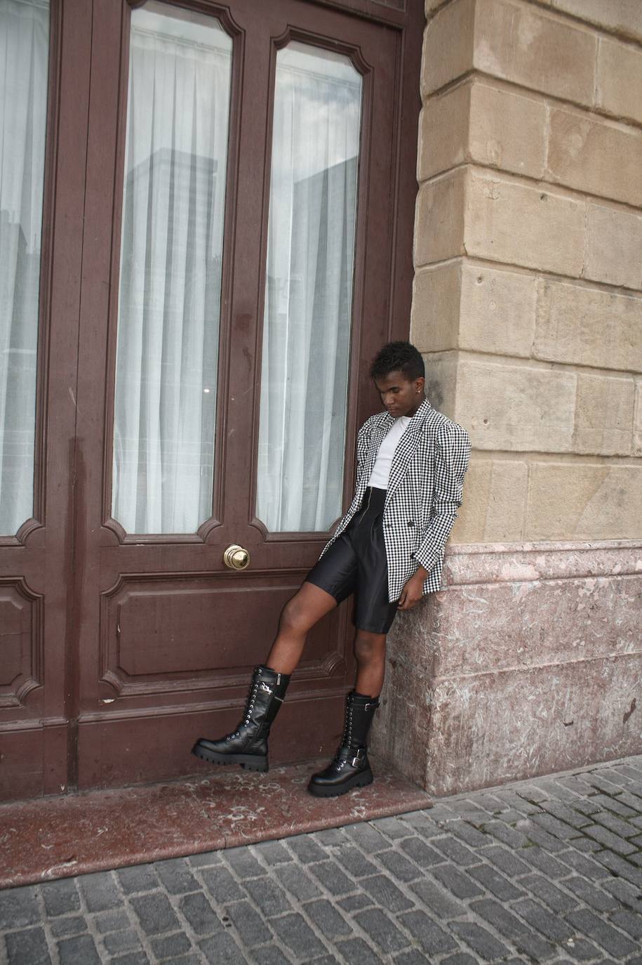 Fotos: El joven del Casco Viejo que posó con falda y tacones en la alfombra roja de los premios MAX, ¿por qué no?
