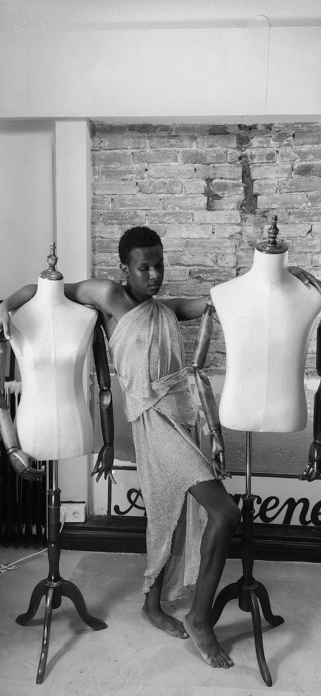 Fotos: El joven del Casco Viejo que posó con falda y tacones en la alfombra roja de los premios MAX, ¿por qué no?