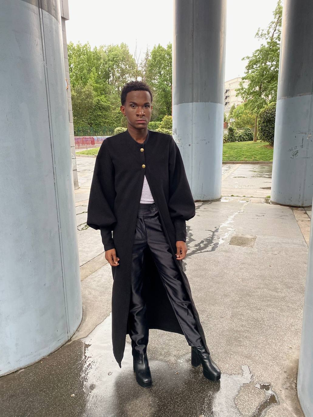 Fotos: El joven del Casco Viejo que posó con falda y tacones en la alfombra roja de los premios MAX, ¿por qué no?