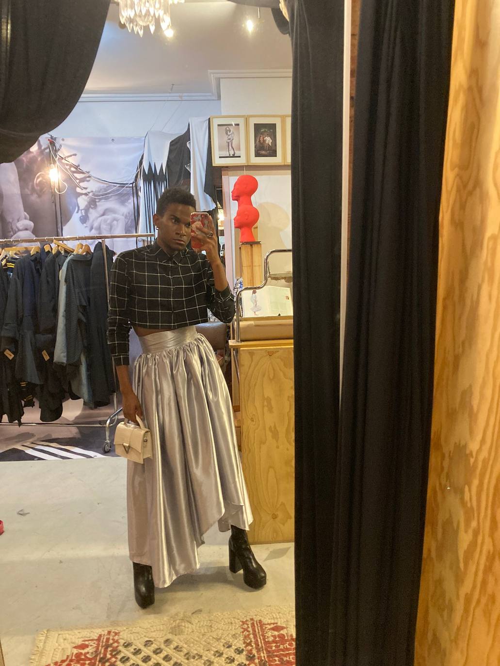 Fotos: El joven del Casco Viejo que posó con falda y tacones en la alfombra roja de los premios MAX, ¿por qué no?