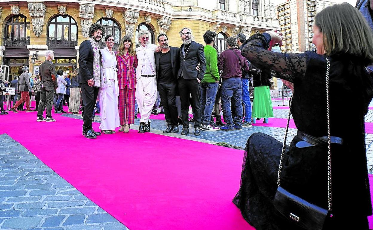 Jordi Ramiro y Juan Manuel Álvarez Puig, del grupo Elefantes posan junto a otros invitados a la gala frente al Teatro Arriaga.