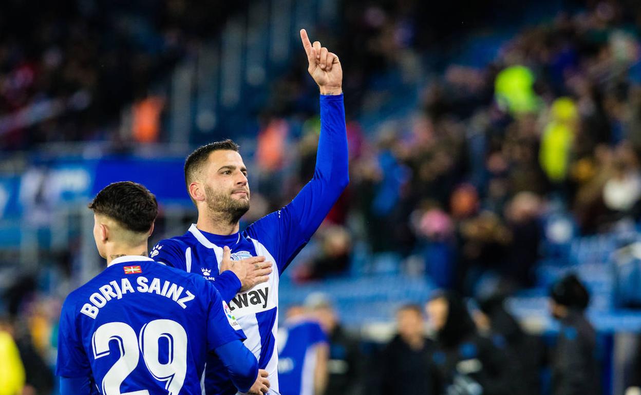 Edgar celebra un gol en el último partido con aforo completo en Mendizorroza, el 6 de marzo de 2020 ante el Valencia. 