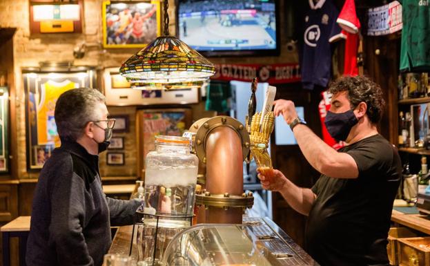 Barra libre en la hostelería: sin aforos, sin horarios y sin límite por mesa