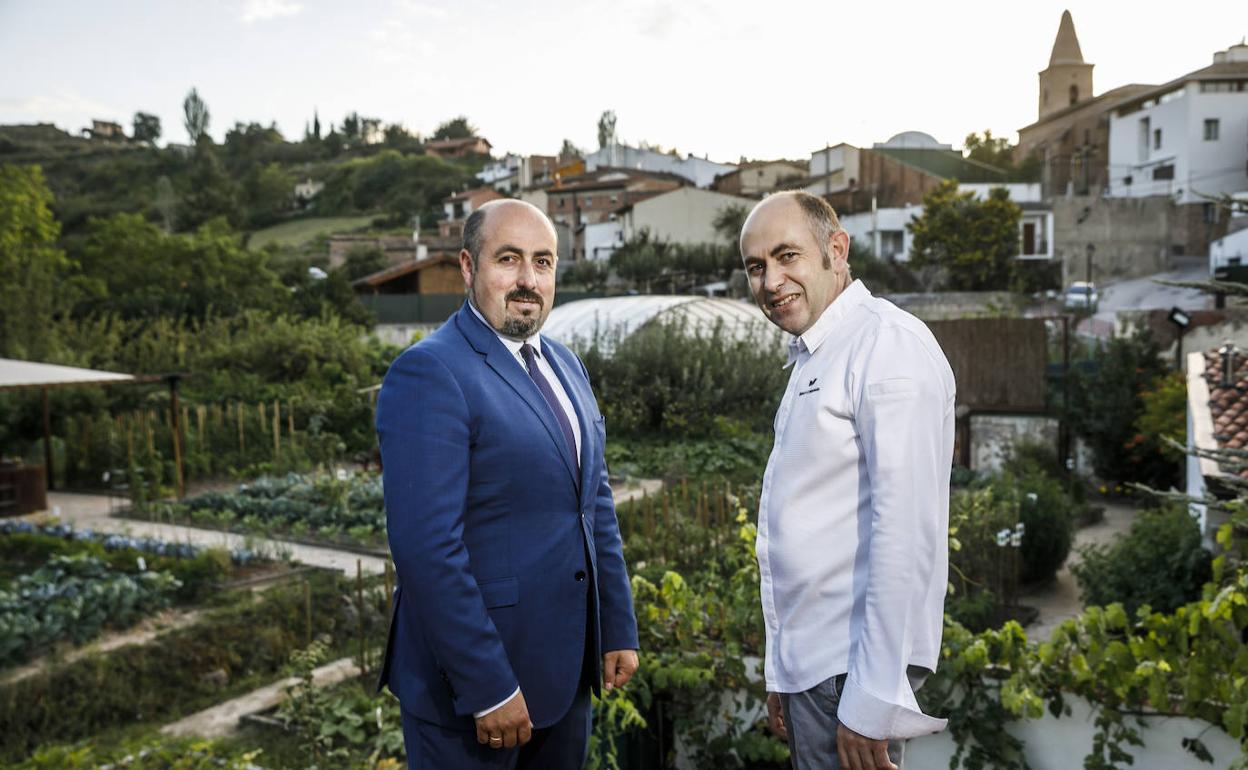 Carlos e Ignacio Echapresto, en la huerta de su restaurante.