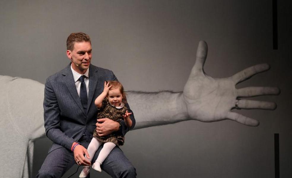 Pau Gasol, con su hija Ellie.