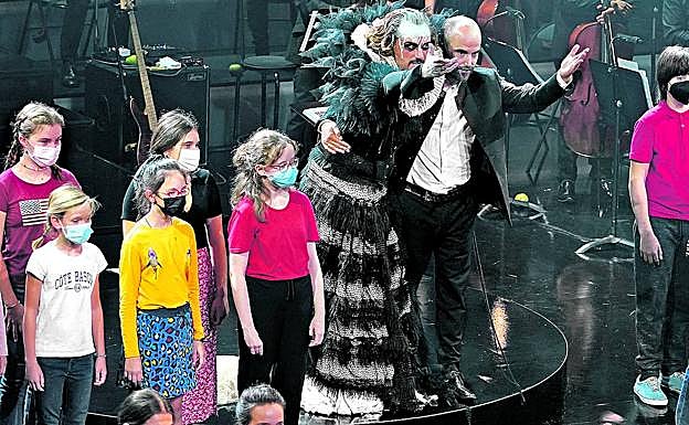 Asier Etxeandia puso el broche final al evento celebrado en el Arriaga con las voces infantiles de la Sociedad Coral Bilbaína. 