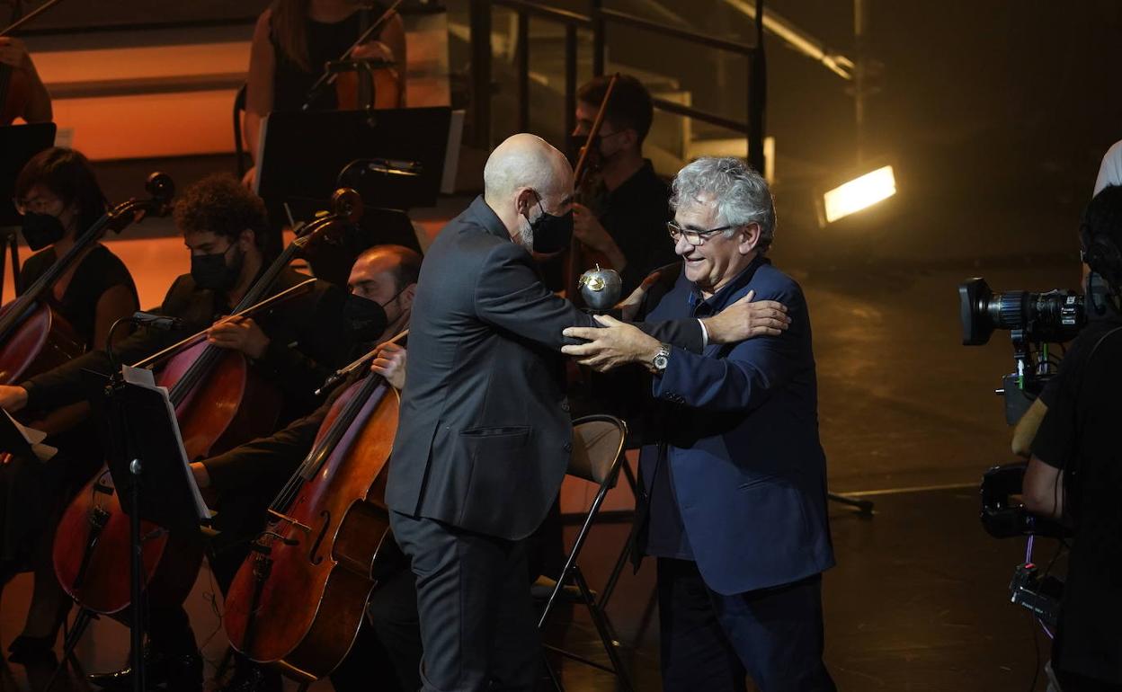Bernardo Atxaga entrega a Alfredo Sanzol el premio como mejor autor por 'El bar que se tragó a todos los españoles'