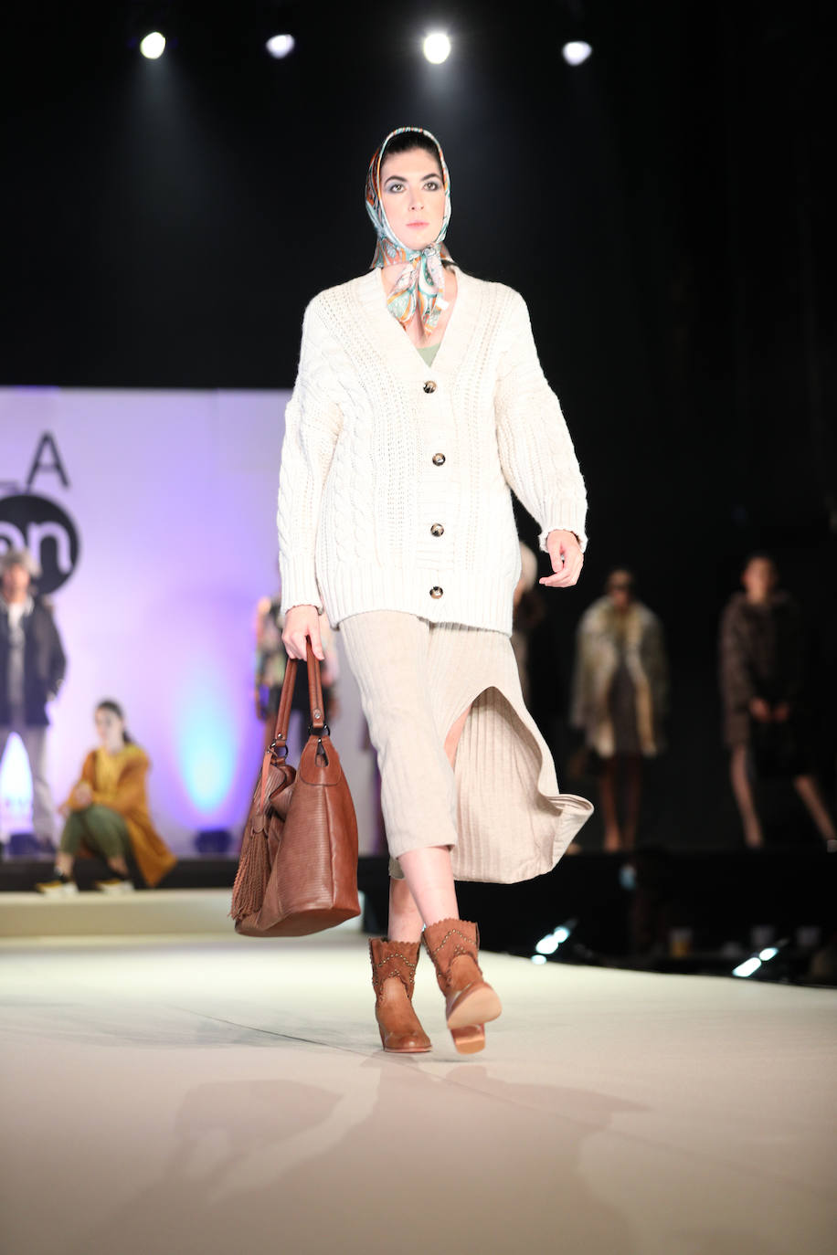 Pañuelo a la cabeza combinado con prendas de punto.