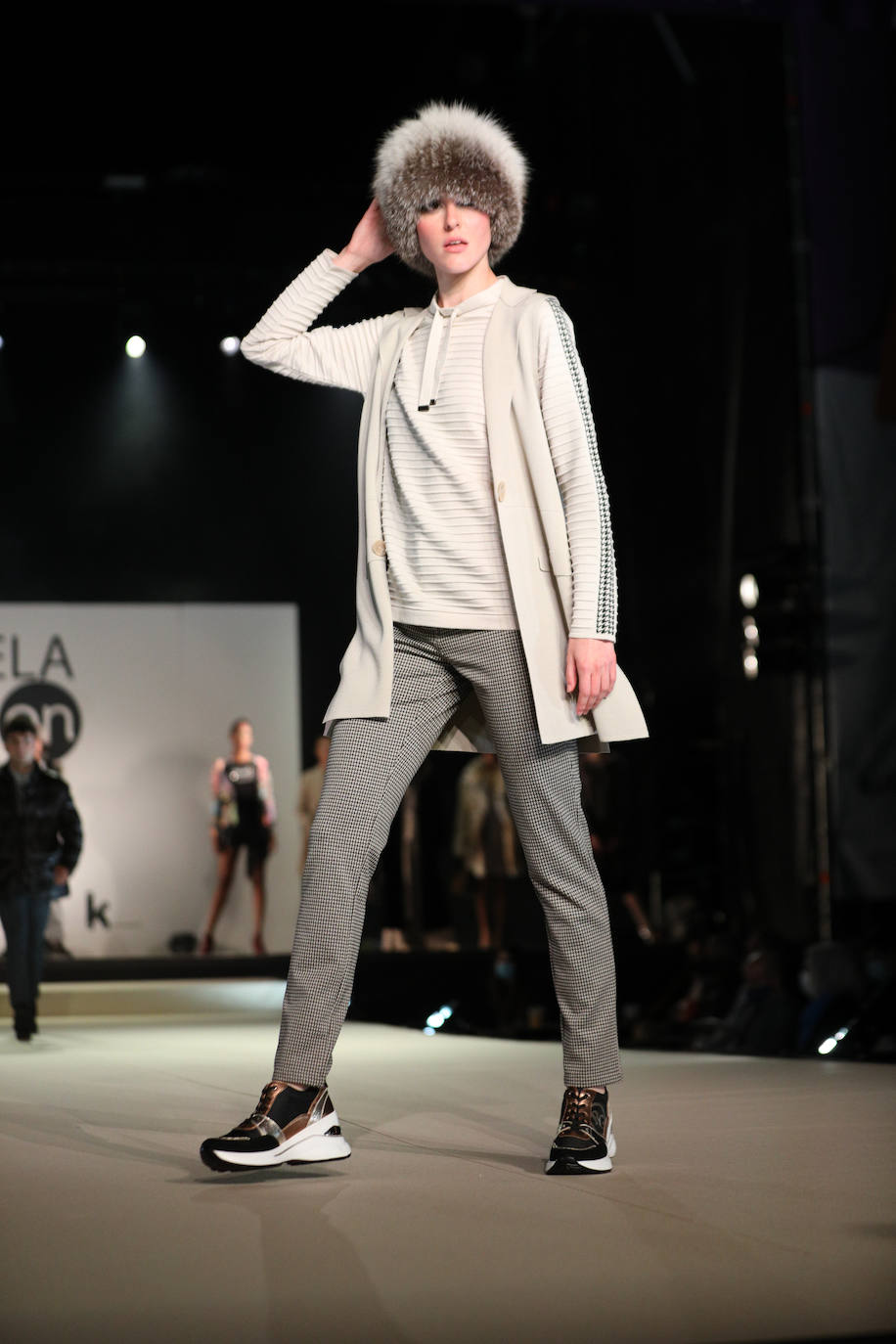 Los llamativos gorros de pelo han desfilado sobre la pasarela.