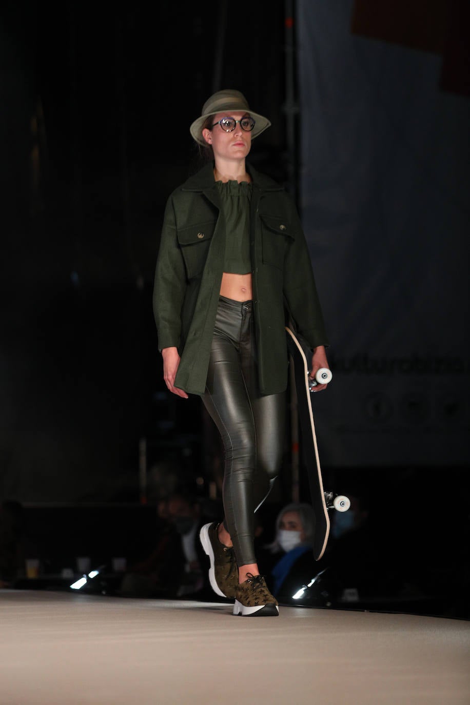 Los tonos caqui han sido protagonistas en el bloque de estética militar.