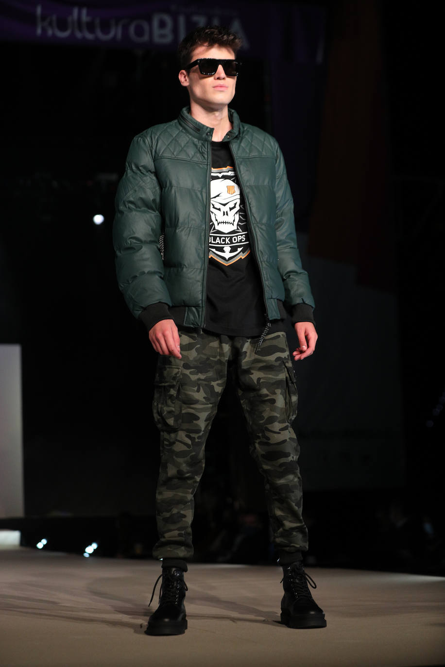 Pantalones de camuflaje y botas militares para chico.