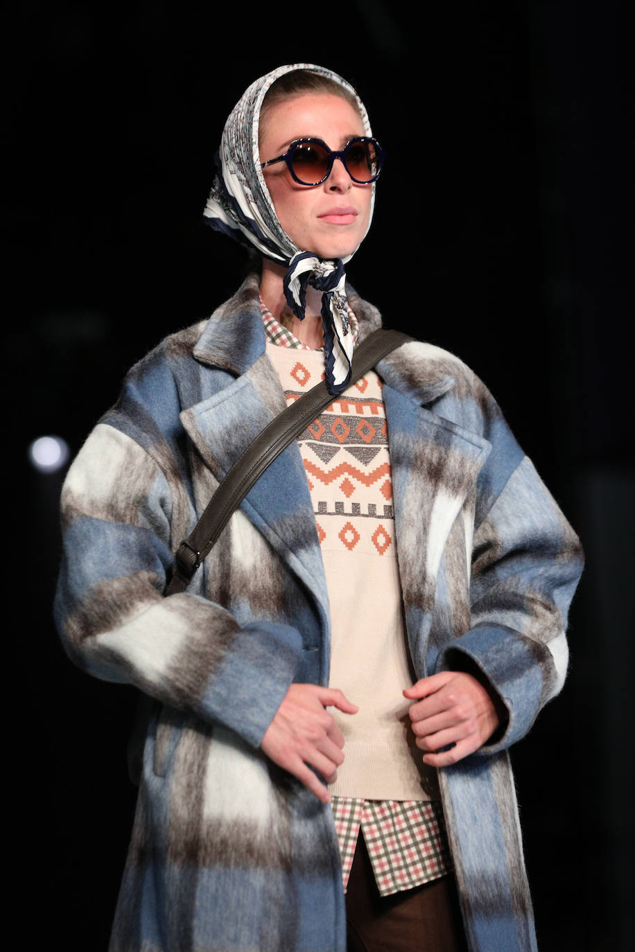 Un 'look' de lo más atrevido con mezcla de colores y estampados. 