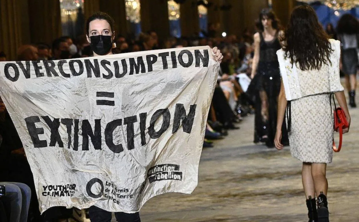 Rosalía revoluciona París con su actuación en el desfile de Louis Vuitton 