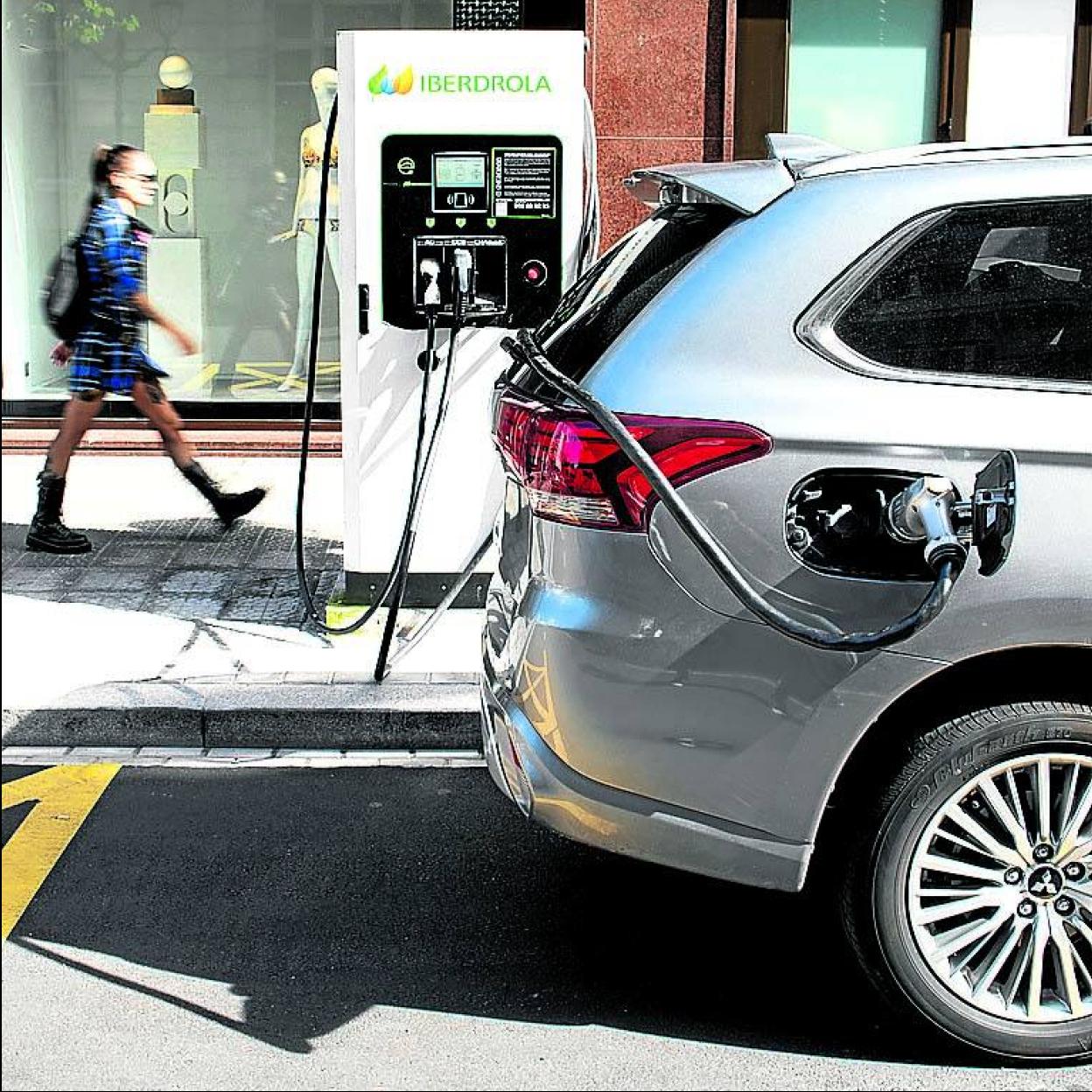 Recarga eléctrica en la calle Elcano de Bilbao. 