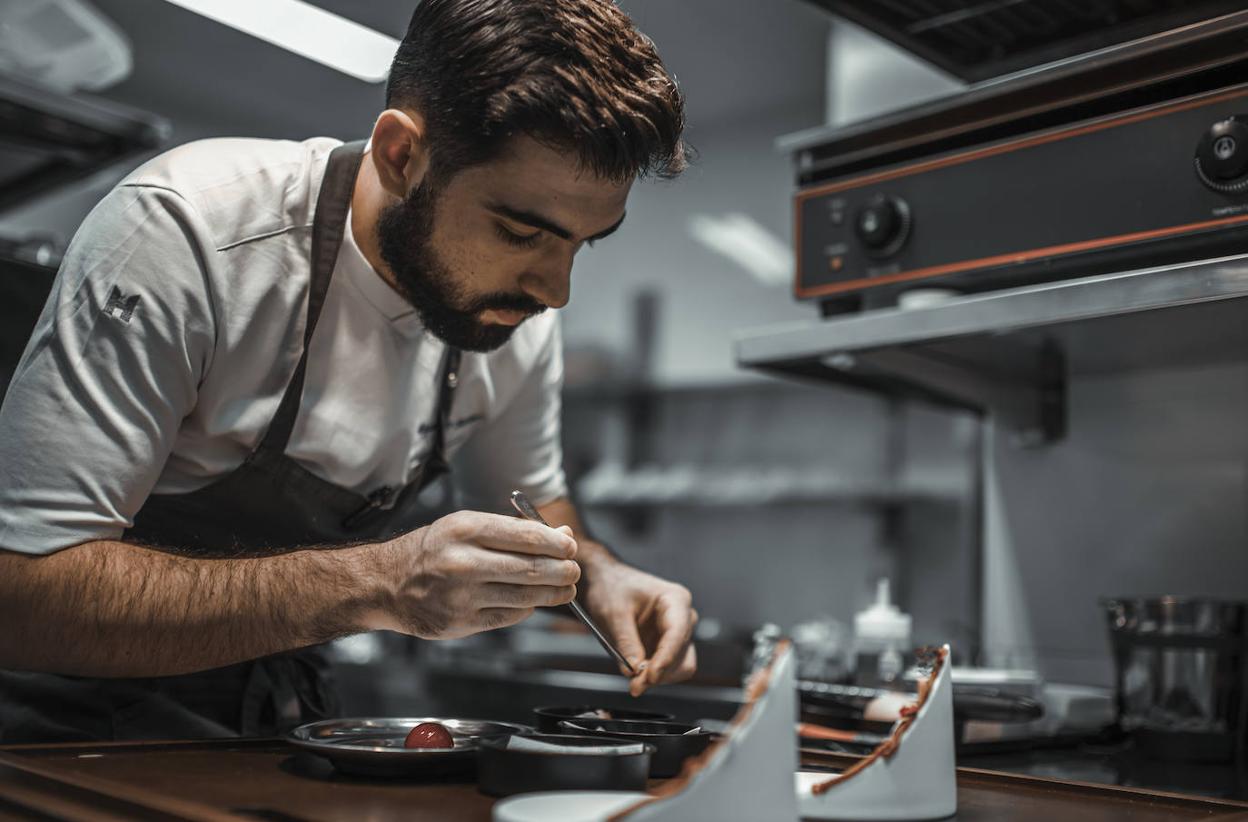 Alejandro Serrano se afana en su cocina