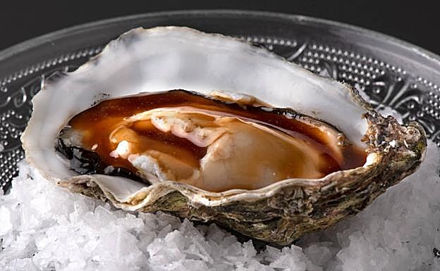 La ostra se presenta con una emulsión de limón.