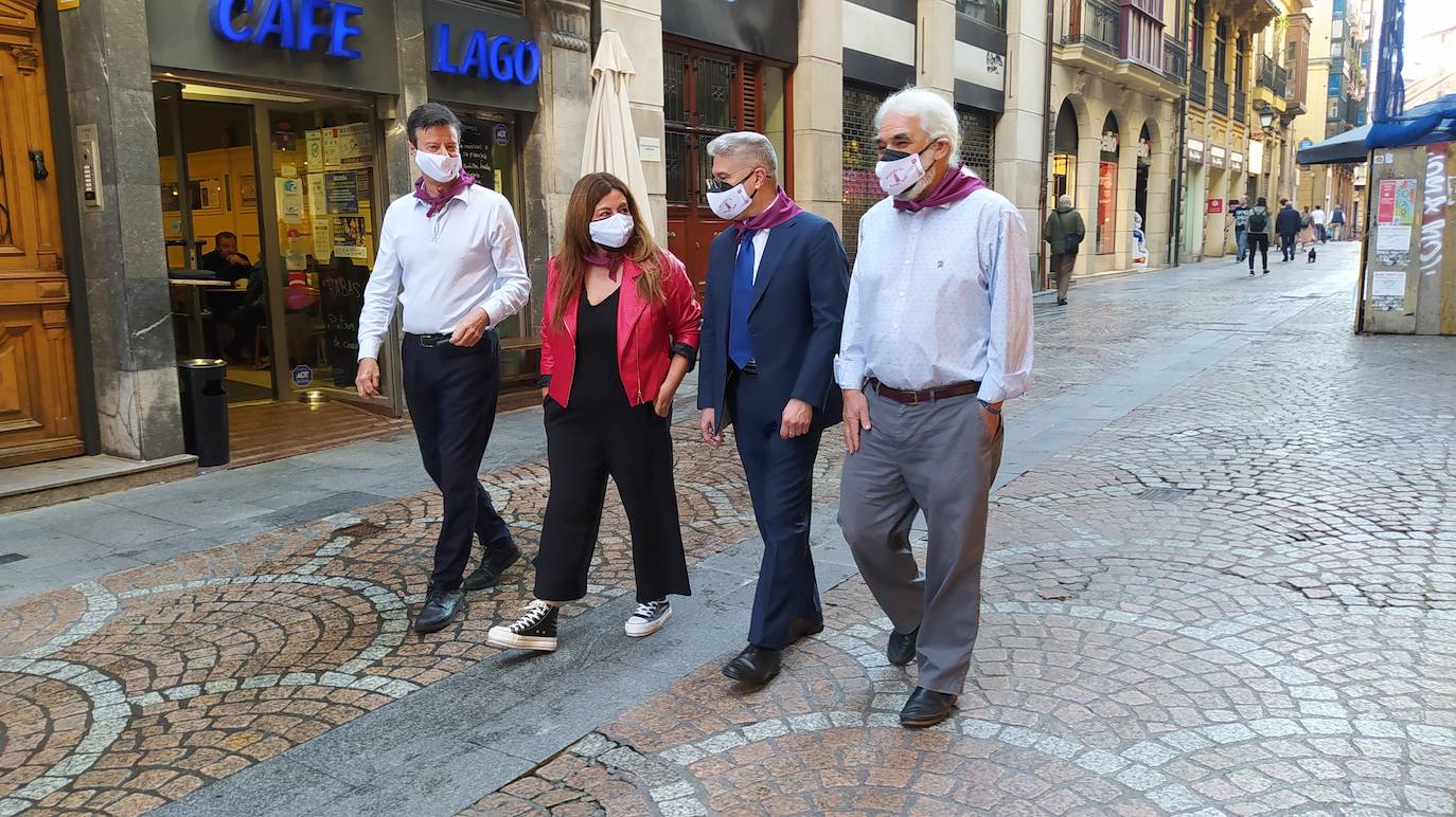 Boni García, Irene Díaz, Javier Diago y Marino Montero, frente al café Lago, que el lunes invitará a desayunar a todas las Begoñas. 