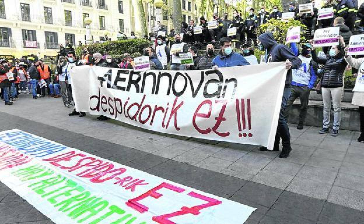 Movilización del comité y trabajadores de Aernnova con motivo del juicio por el ERE celebrado en la sede del TSJPV en Bilbao.