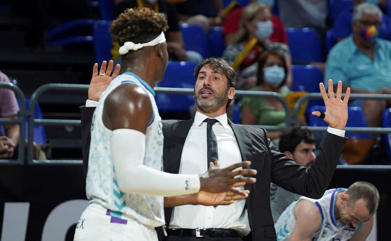 Mumbrú pide explicaciones a los árbitros en el partido con el Tenerife, con Delgado atento. 