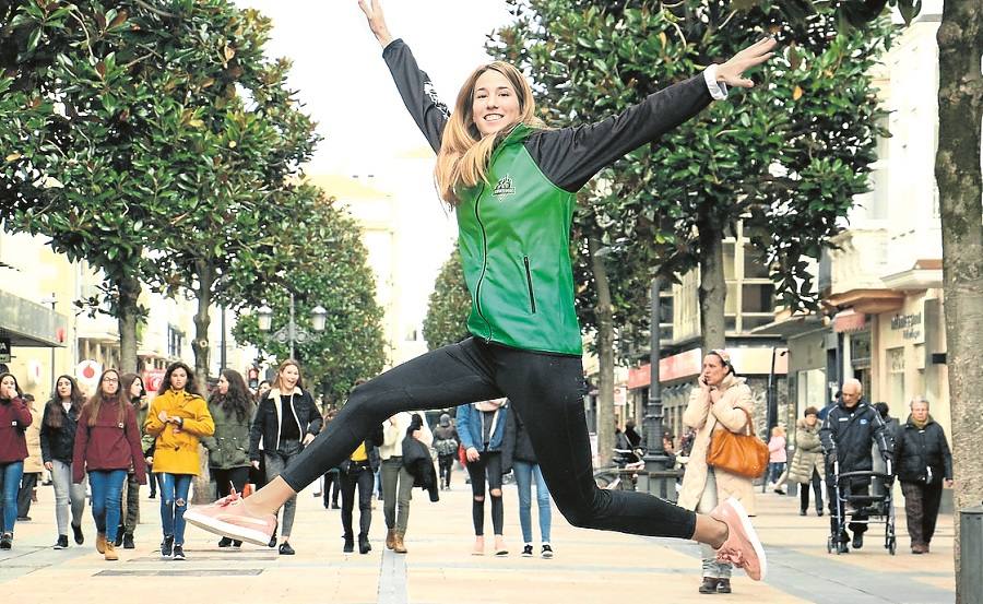 Marta Tudanca, una de las baloncestistas alavesas más destacada, en la calle Dato