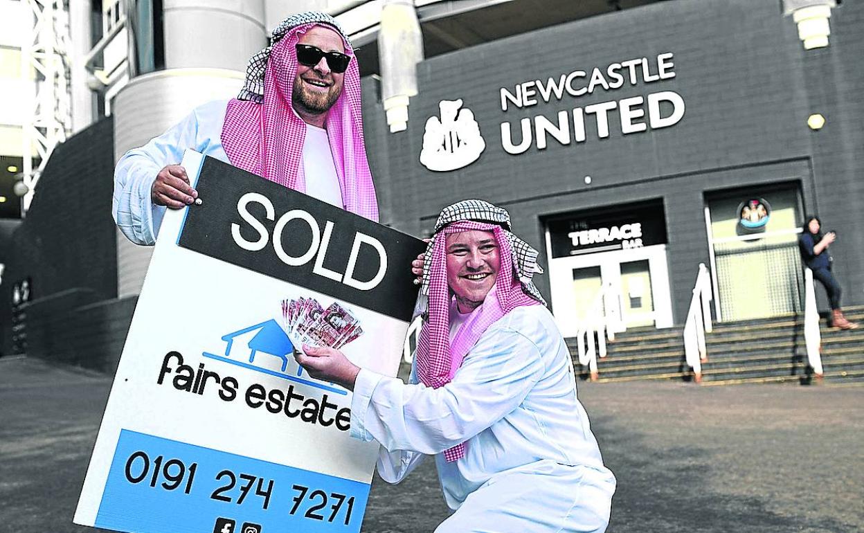 Aficionados parodian la venta del Newcastle a un fondo de inversión árabe. 