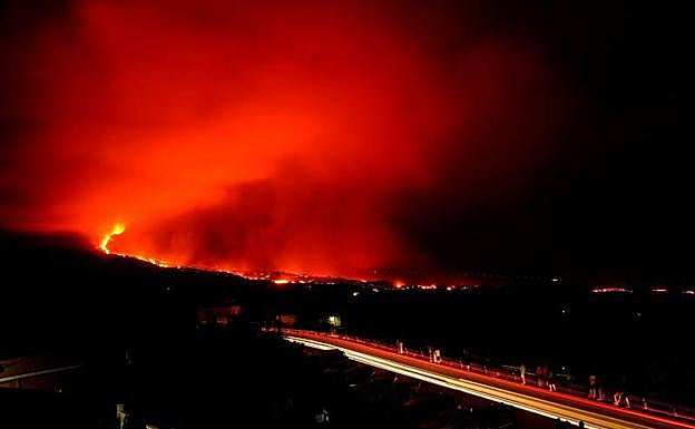 La cara norte del volcán se derrumba y la lava ha engullido ya más de 1.000 edificaciones desde la erupción