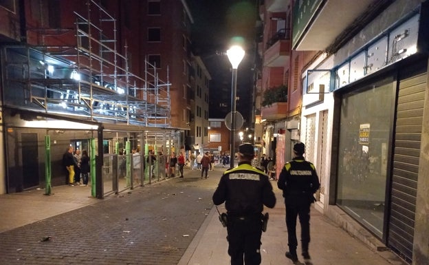 Policías patrullan a pie por las peatonales. 