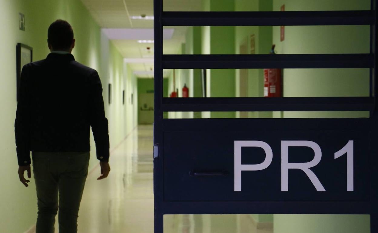 Un hombre camina por uno de los módulos de la prisióna alavesa de Zaballa. 