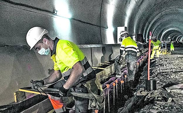 Trabajos de encofrado en las aceras de uno de los túneles. 