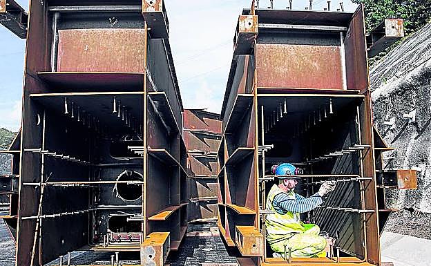 Trabajos en una de las dovelas de acero de los viaductos.