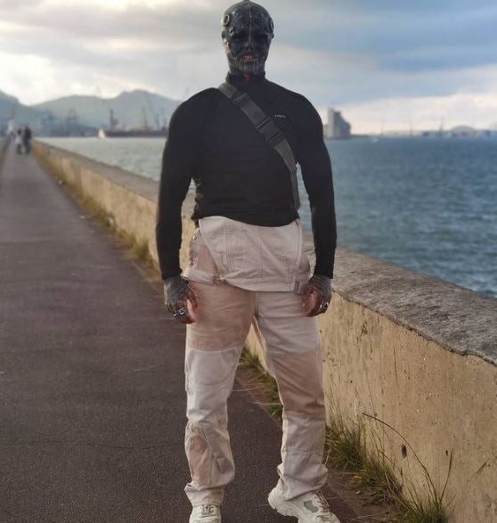 Fotos: The Black Alien hace turismo en Bizkaia