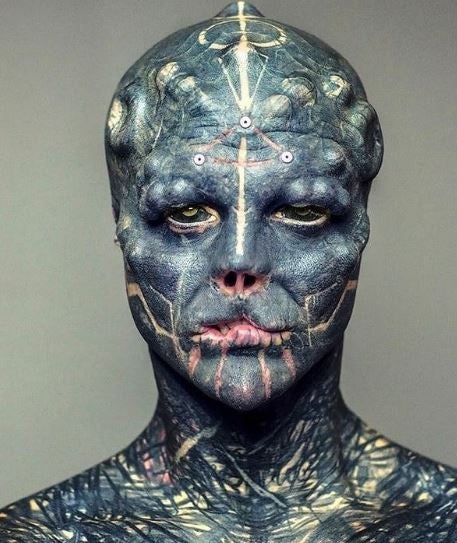 Fotos: The Black Alien hace turismo en Bizkaia