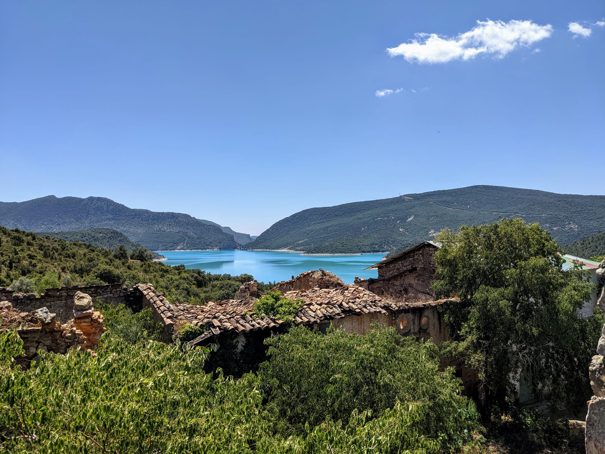 Finestres, Huesca. Está en la comarca de Ribargoza y es una ubicación perfecta para hacer una excursión. Quedó deshabitado tras la construcción del embalse de Canelles en 1960. Es famoso por estar cerca de la Muralla China de Huesca, una barrera natural de roca caliza formada por dos crestas verticales y paralelas.