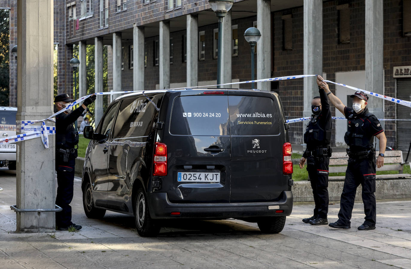 Fotos: Mata a su mujer a cuchilladas delante de sus hijos en Sansomendi