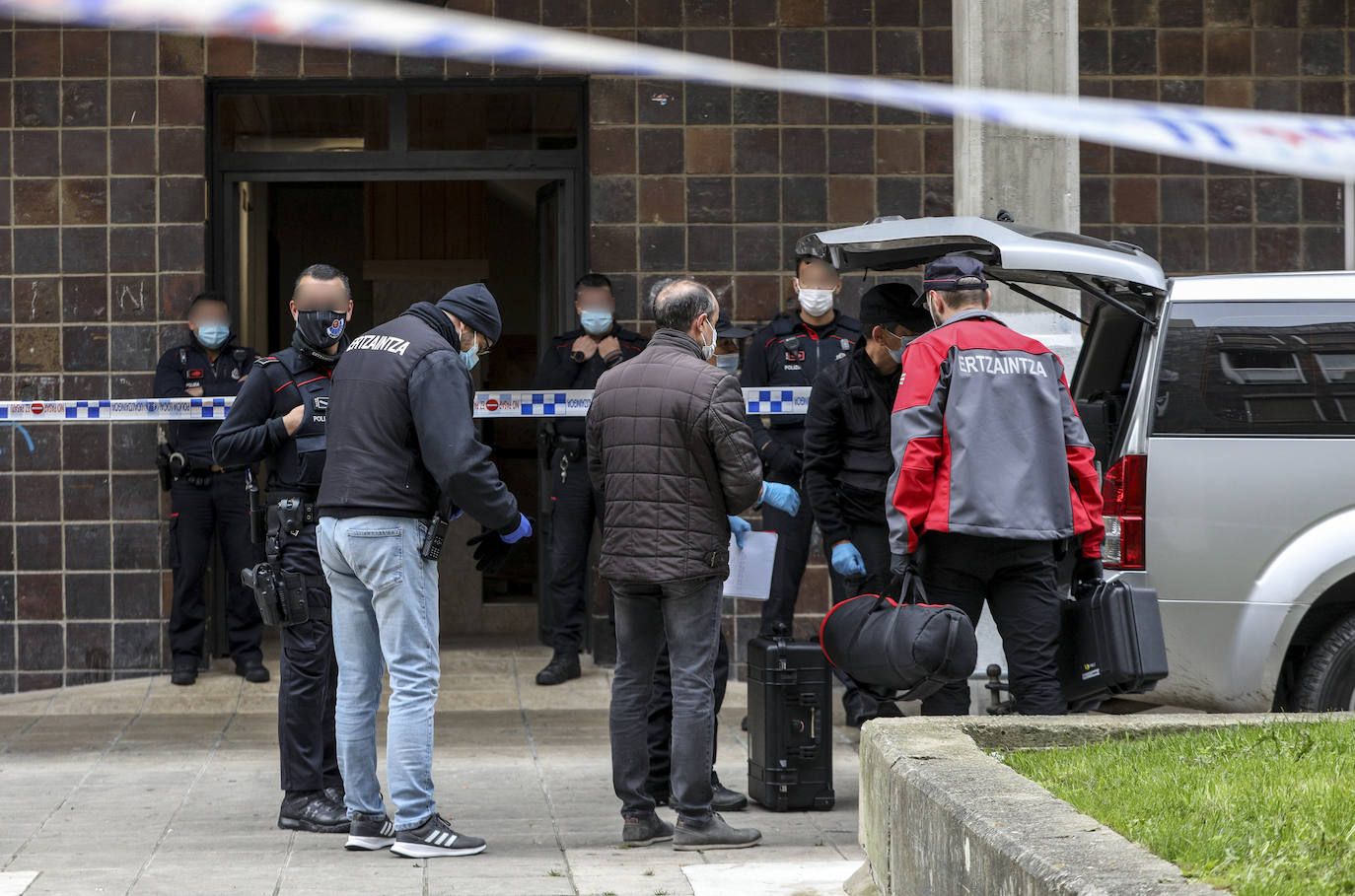 Fotos: Mata a su mujer a cuchilladas delante de sus hijos en Sansomendi