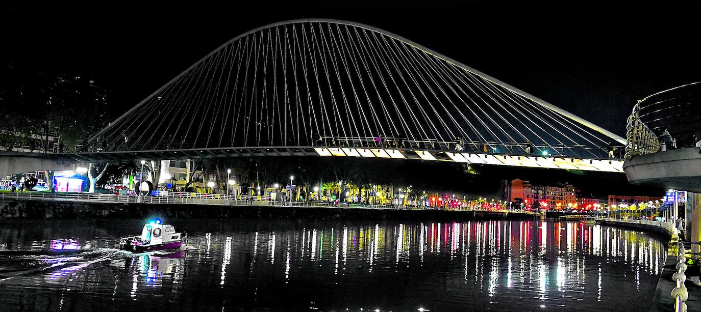 La pasarela de Calatrava, con parte de su iluminación apagada. 