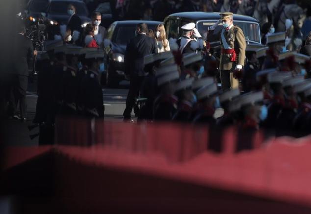 El presidente del Gobierno, Pedro Sánchez, la infanta Sofía y el rey Felipe VI a su llegada al desfile militar