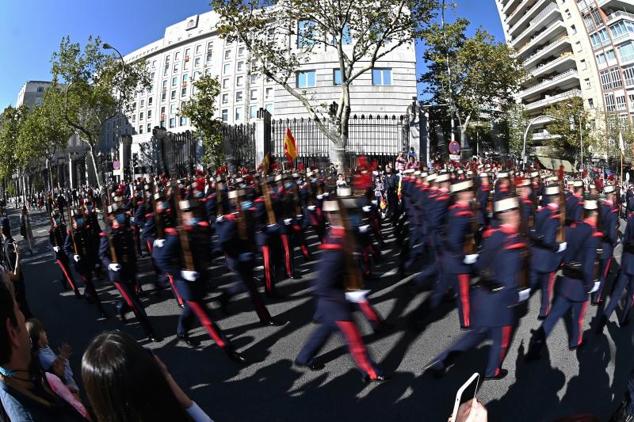 Desfile militar del 12 de Octubre para festejar este martes el Día de la Fiesta Nacional. 