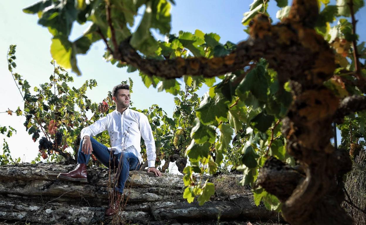 Juan Valdelana, en uno de los viñedos singulares de la bodega.