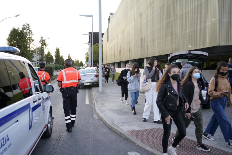 Fotos: Un hombre armado irrumpe en el campus de Leioa de la UPV/EHU