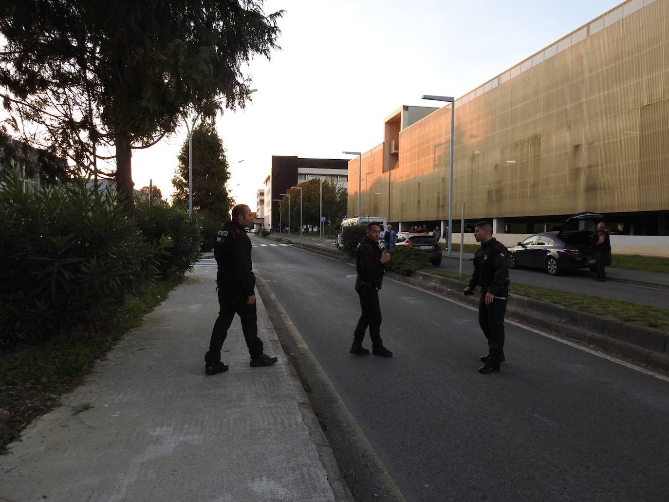 Fotos: Un hombre armado irrumpe en el campus de Leioa de la UPV/EHU