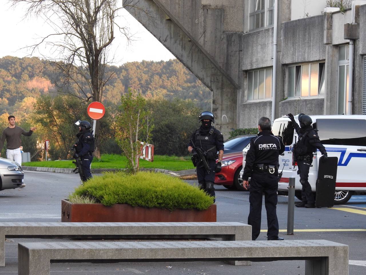 Fotos: Un hombre armado irrumpe en el campus de Leioa de la UPV/EHU